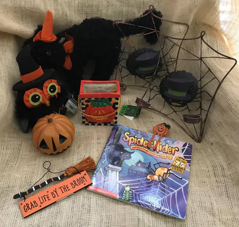 lot 2041 image: More Halloween fun and decor