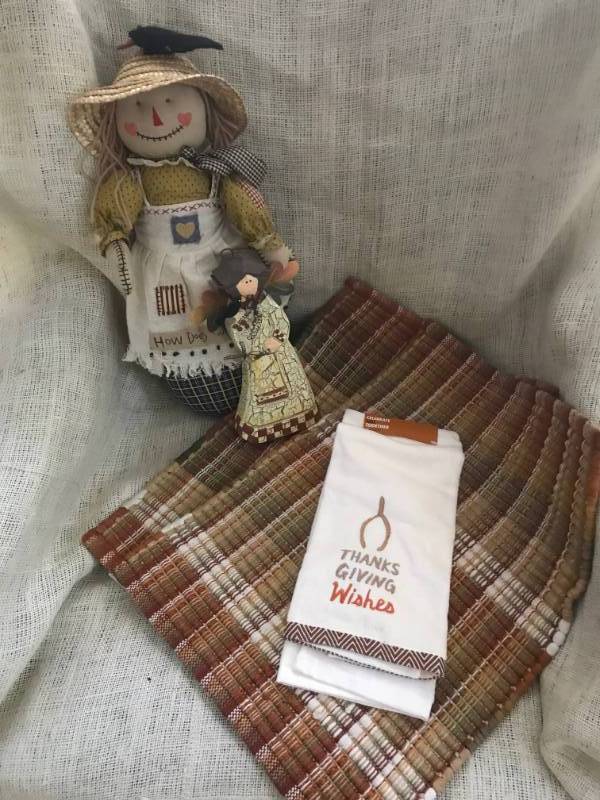 lot 2059 image: Fall Decor