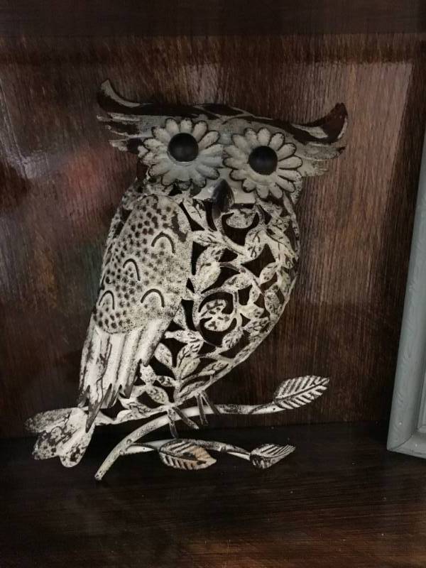 lot 2060 image: Cool Metal Owl Wall Decor