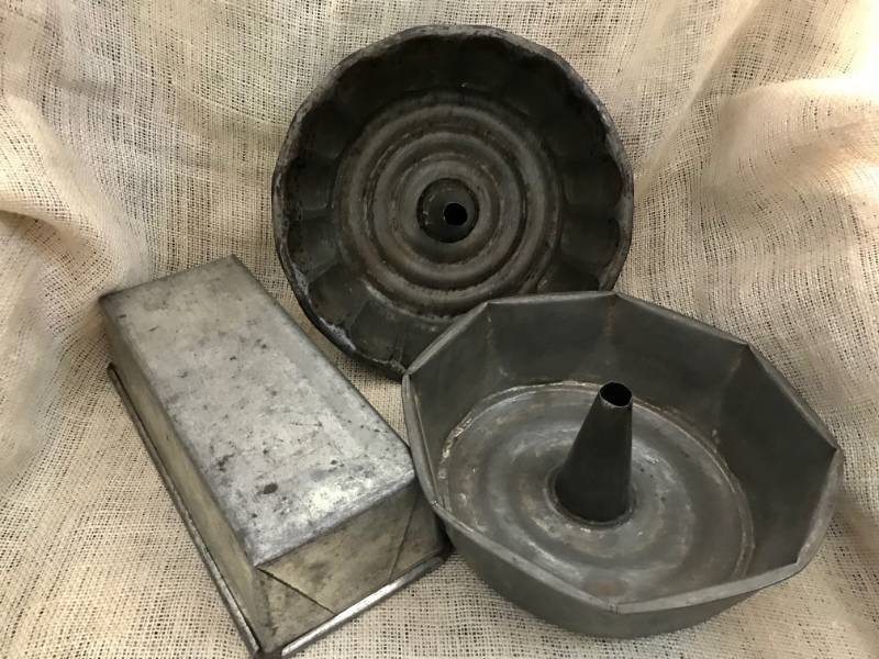 lot 2062 image: Set of rustic baking pans (bread and angel food cake)