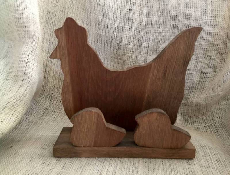 lot 2085 image: Wood Hen and chicks table decor (perfect napkin holder)