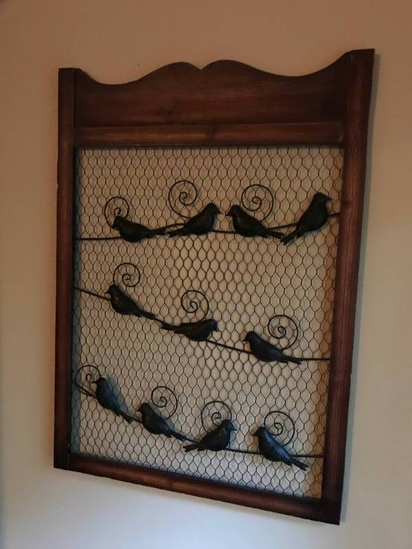 lot 2097 image: Framed wiremetal bird wall decor