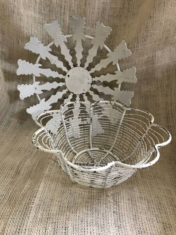 lot 2106 image: Rustic White Vintage metal baskets (set of 2)
