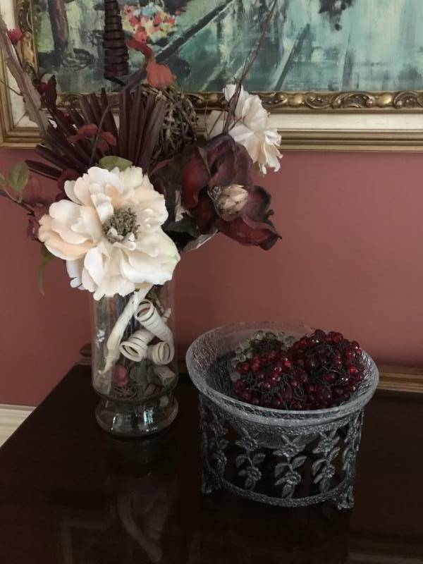 lot 2108 image: Beautiful Table Top decor-20 vase with floral and glass bowl
