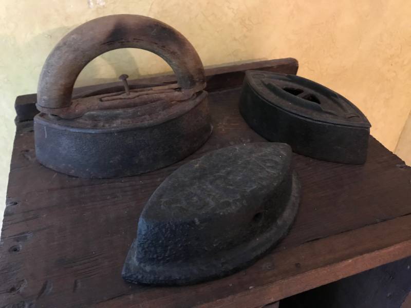 lot 2111 image: 3 piece Set of vintage cast irons