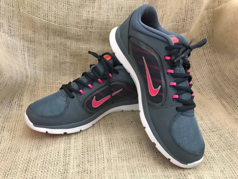 lot 2117 image: Womens Nike Tennis Shoes