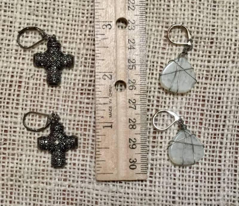lot 2122 image: 2 Sets of dangle earrings (cross and seaglass)