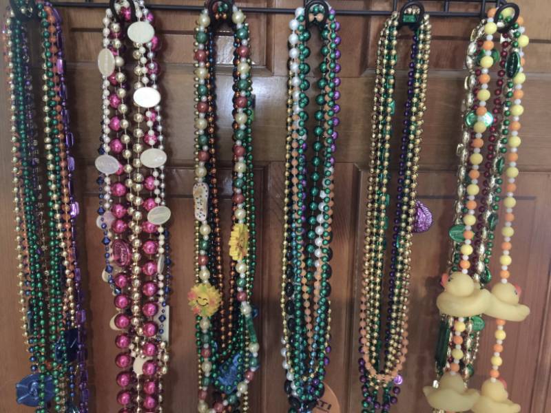 lot 2123 image: Assortment of Mardi Gras Beads--45 count