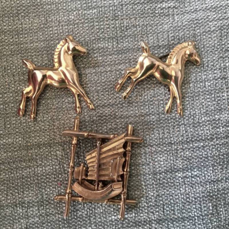 lot 2129 image: Costume Jewelry Gold PinsBrooches-horses and Asian ship