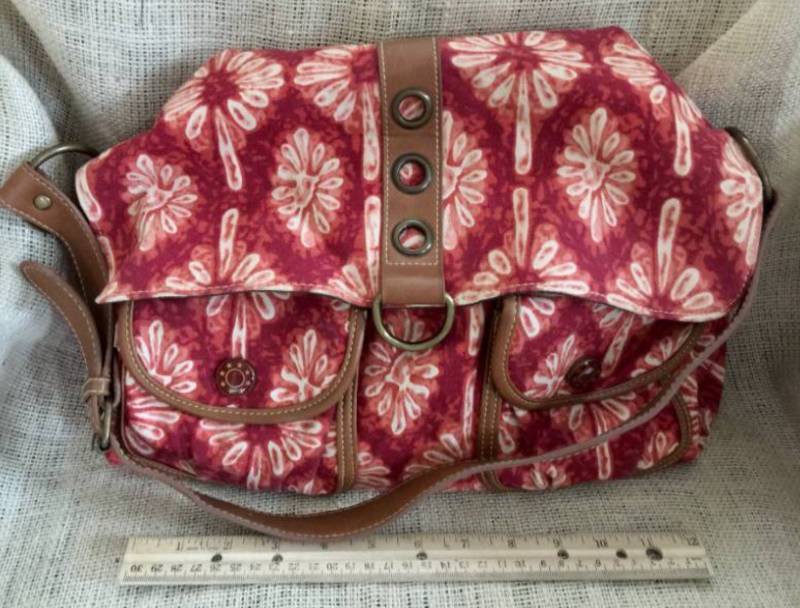 lot 2136 image: Red canvas print bagpurse