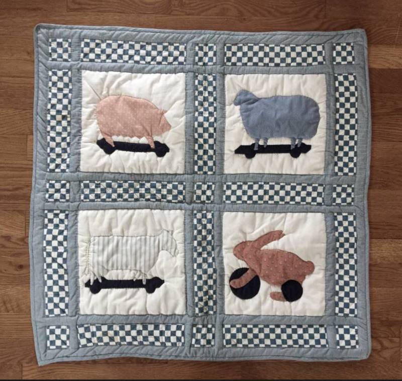 lot 2137 image: Small Country Animal Quiltthrow