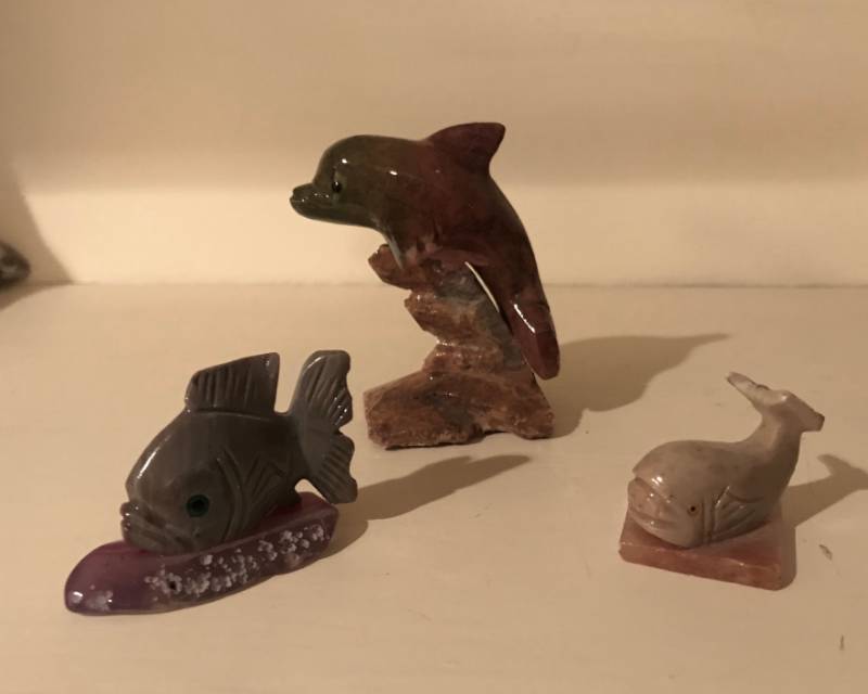 lot 2148 image: Onyx marine figures (dolphin, fish, whale)
