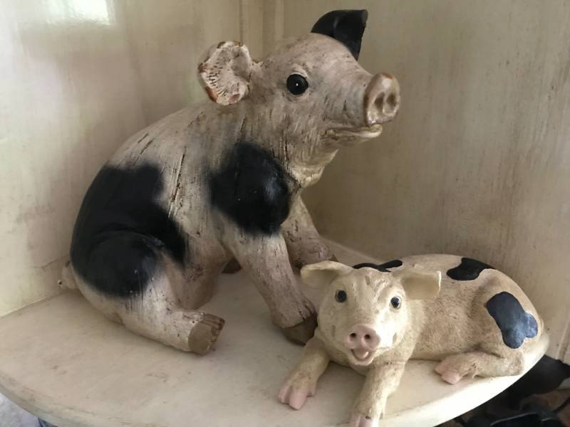 lot 2150 image: Set of 2 Farmhousecountry spotted pig figurines