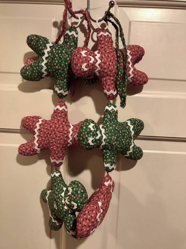 lot 2151 image: Vintage Gingerbread Garland