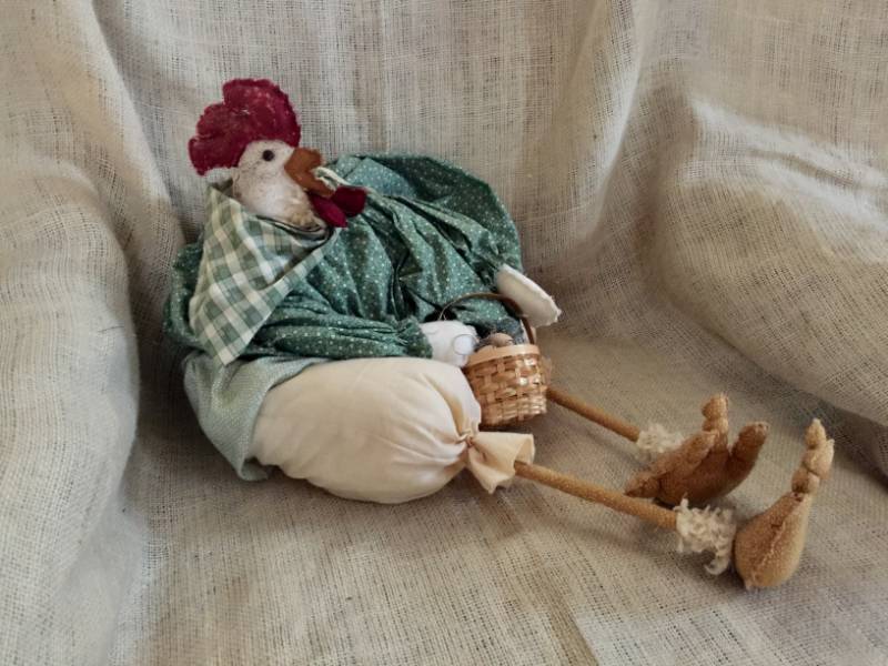 lot 2169 image: Farmhouse Decor 27 Country Stuffed Chicken with Basket