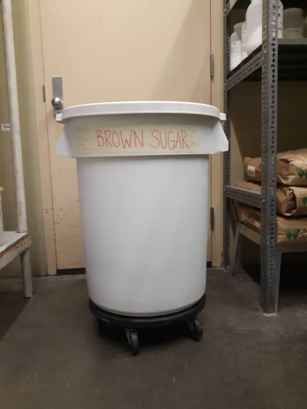 lot 6194 image: Rubbermaid Brite Container On Casters