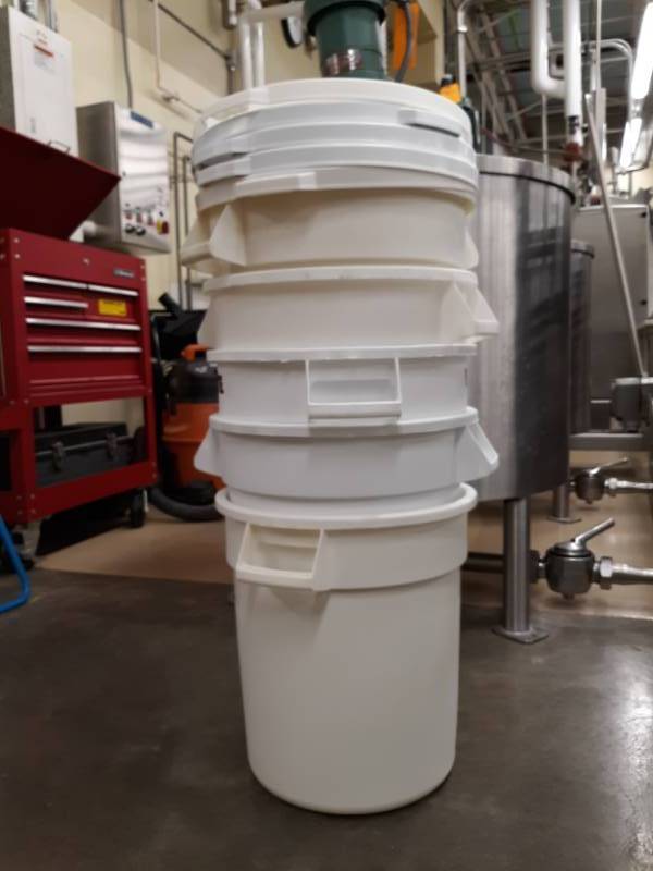 lot 6214 image: (5) Rubbermaid Brute Round Containers With Lids