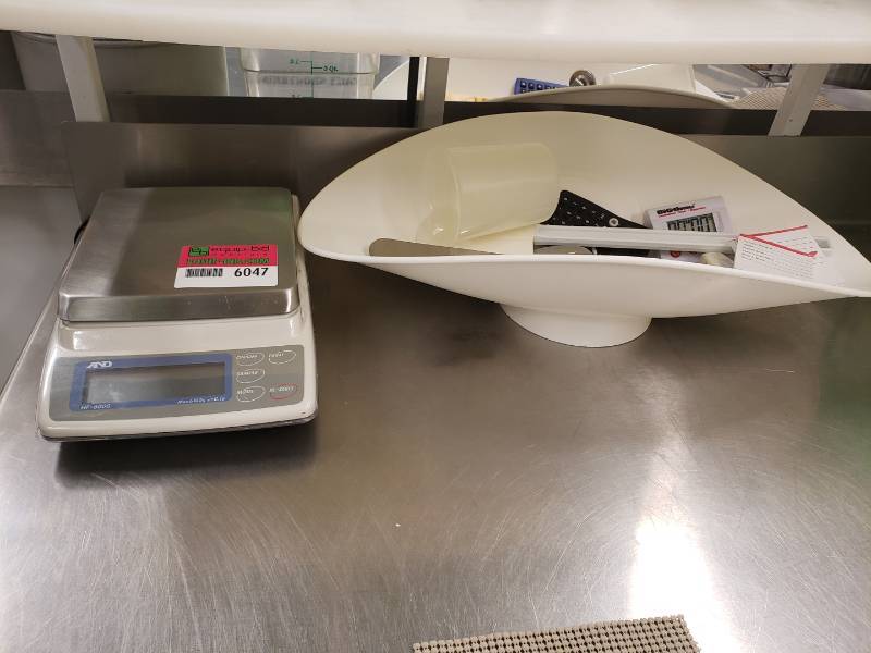 lot 6047 image: A&D Weighing HF-6000 Electronic Balance, 6100g