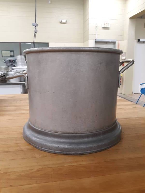 lot 6104 image: Large Pot