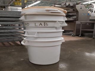 lot 6216 image: (4) Rubbermaid Brute Round Containers With Lids