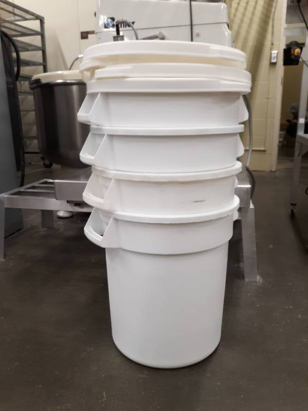 lot 6242 image: (4) Rubbermaid Brute 10 Gallon Containers With Lids
