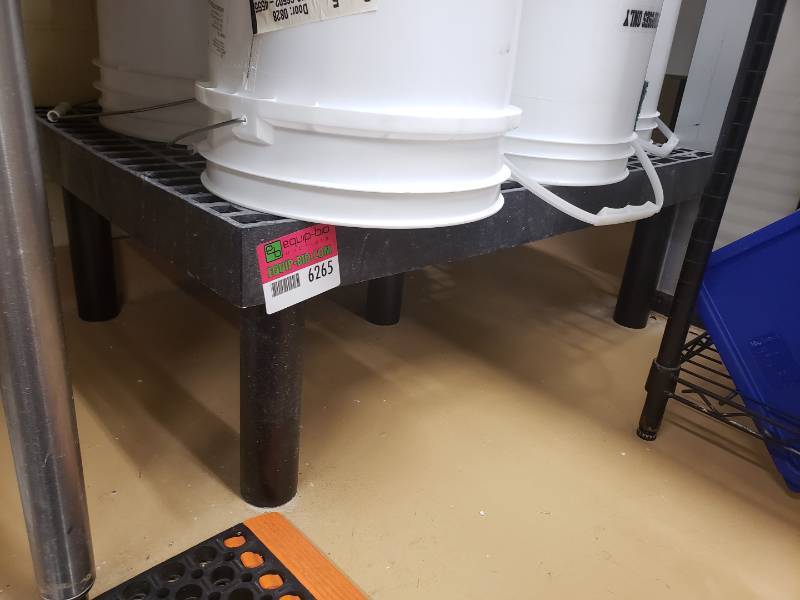 lot 6265 image: plastic dunnage rack