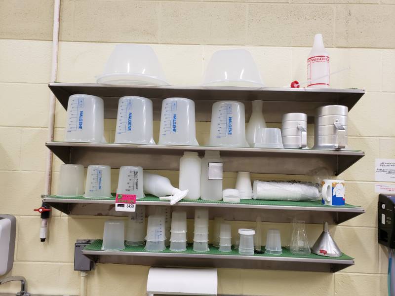 lot 6450 image: Lot of Lab Containers Pitchers  Beakers