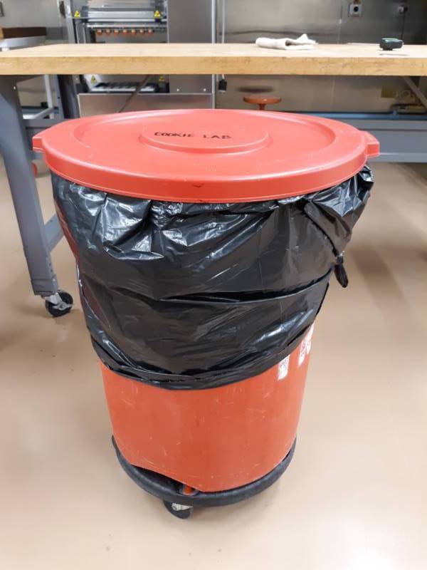 lot 7048 image: Rubbermaid Brute 32 Gal Rolling Trash Can With Lid