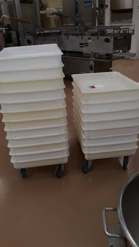 lot 7204 image: 18 Dough Pans w 2 Rolling Dough Pan Trays, Poly