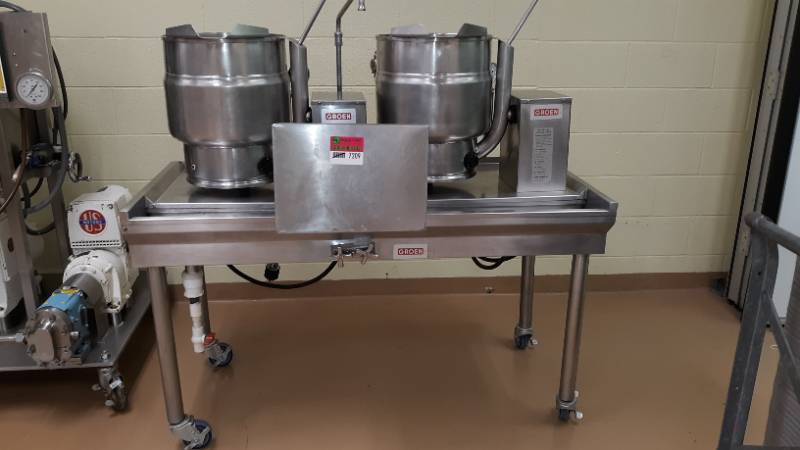 lot 7209 image: Groen Liquid Cooker w Faucet 208V 3Ph. Per Mixer