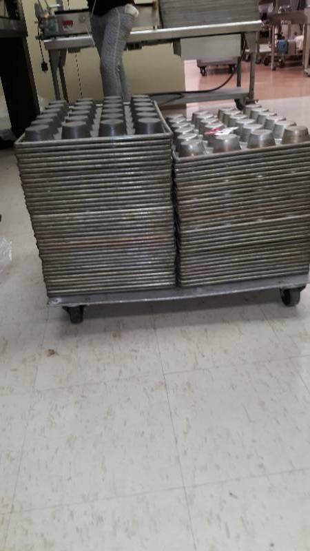 lot 7240 image: (65) Muffin Pans, 20.5x13.75, w Cart