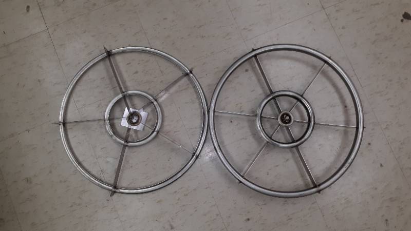 lot 7241 image: (2) Pizza Cutters
