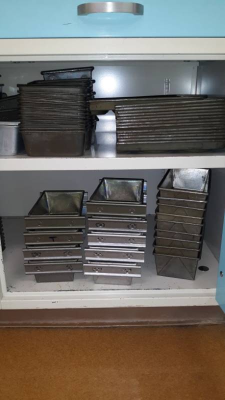 lot 7538 image: Assorted Items in CabinetDrawer Set, Cooking Utensils & Pans, Pans, Gloves, Timers, etc.