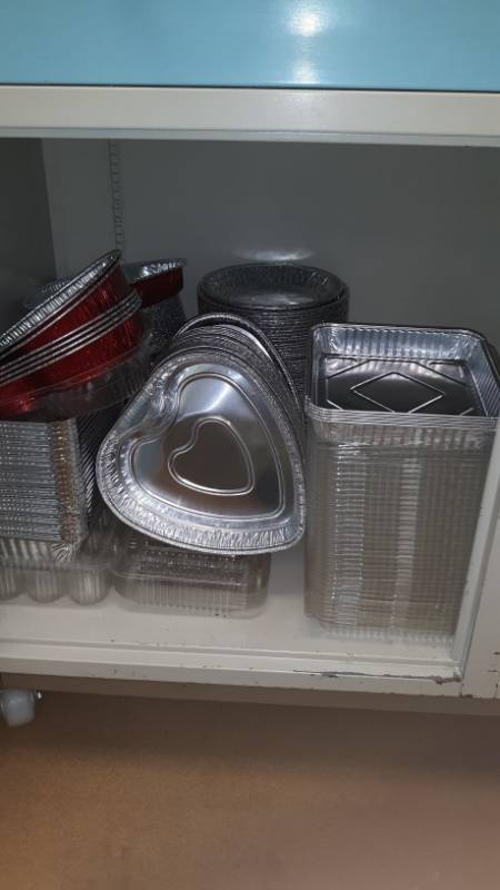 lot 7542 image: Assorted Items in CabinetDrawer Set, Assorted CookingBaking Tins