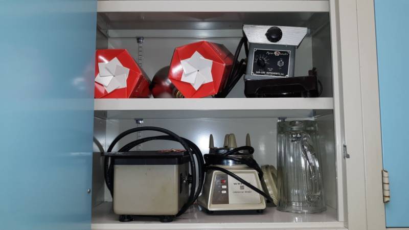 lot 7552 image: Assorted Items in Cabinet Set, Blender, Syntron, Heat Lamps, PyroMagnestir, Beakers, etc.