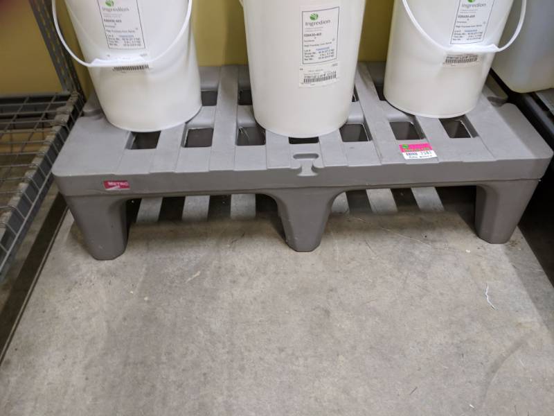 lot 7581 image: Metro Poly Dunnage Rack