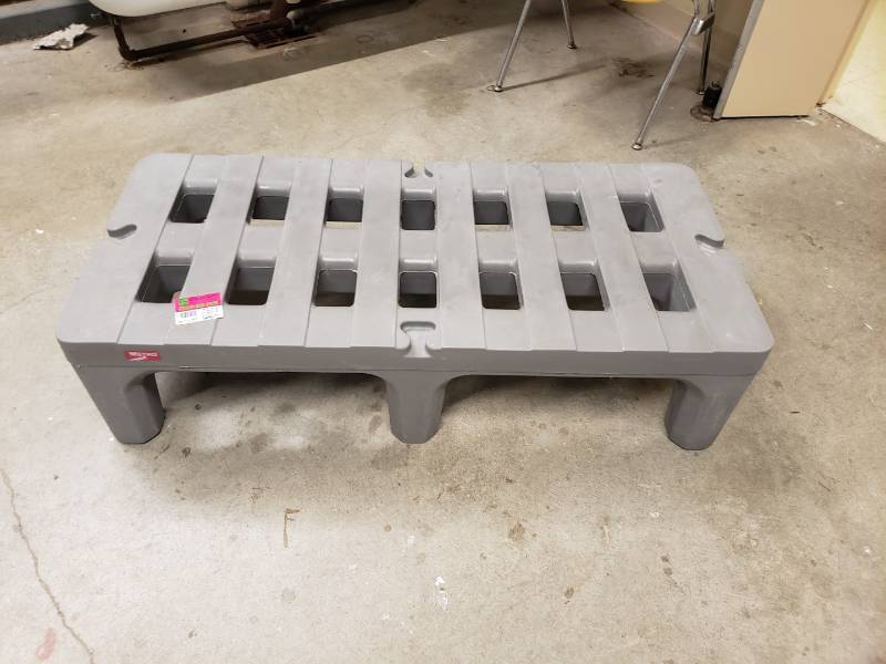 lot 7605 image: Metro dunnage rack