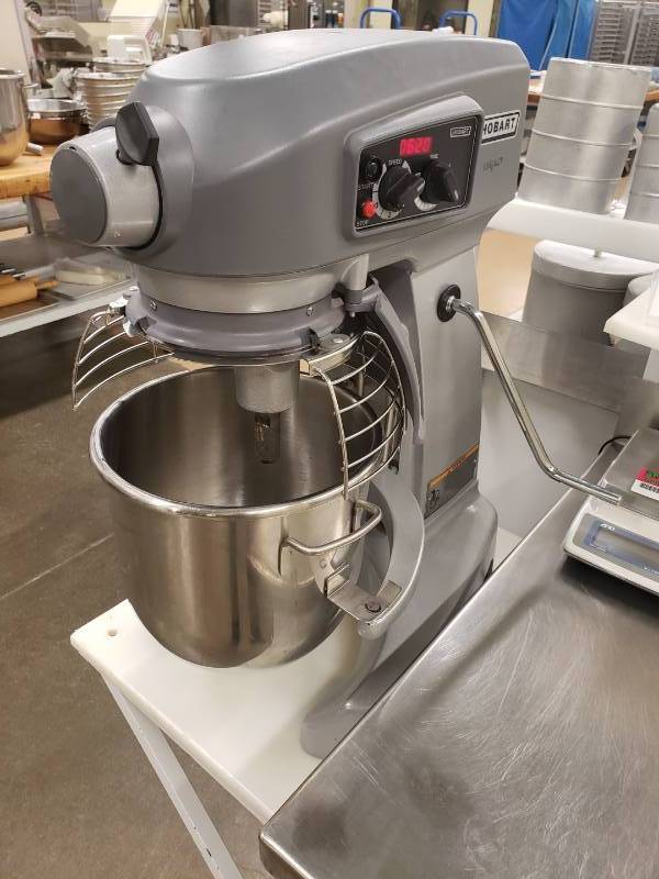 lot 6040 image: Hobart 20 Qt Legacy Mixer HL200