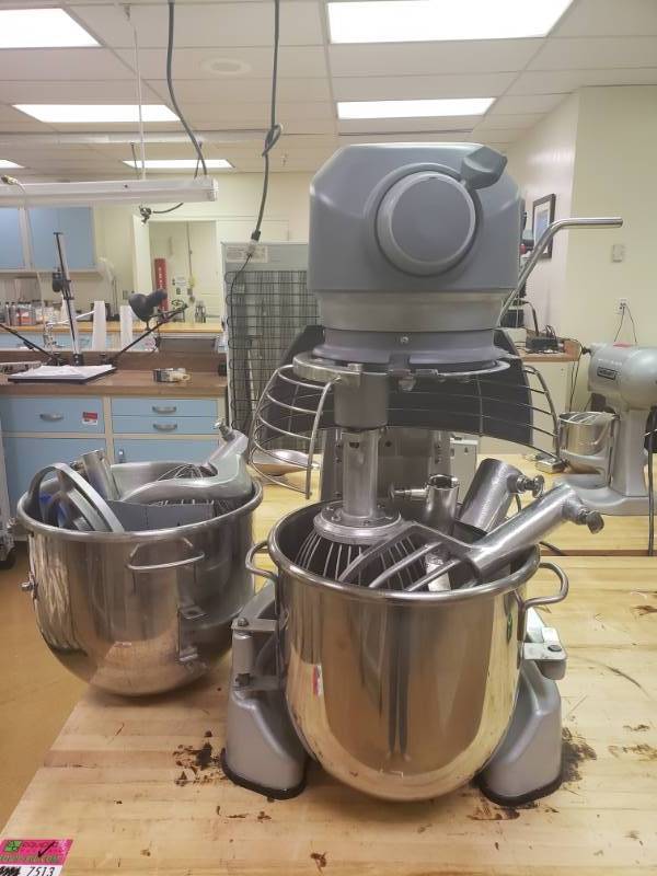 lot 7516 image: Hobart HL200 with 20qt & 12qt Attachments