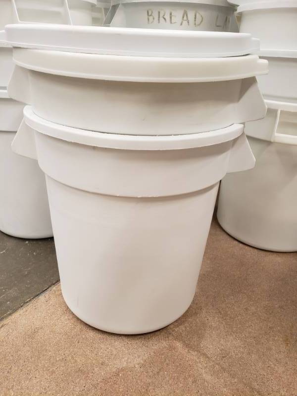 lot 6301 image: 4 Rubbermaid 10 Gallon Trash Cans
