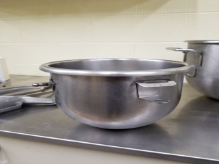 lot 6462 image: 12 QT Mixing Bowl