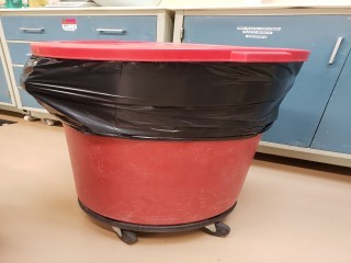 lot 7109 image: Cherry Red Rubbermaid 32 Gallon Trash Can on Wheels