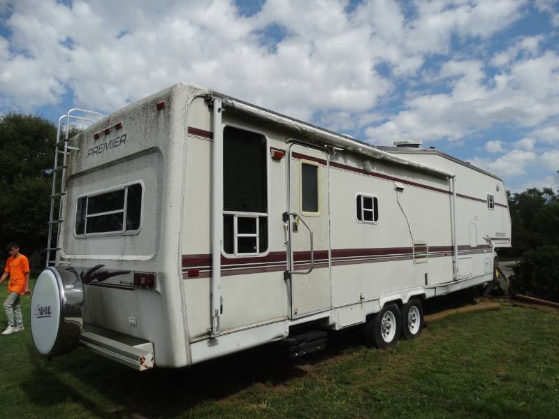 lot 5472 image: 1995 Hitchhiker By Nu-Way- 5th wheel camper- 2 slide outs-220 electric cord 2 propane tanks included- Clear Kansas Title