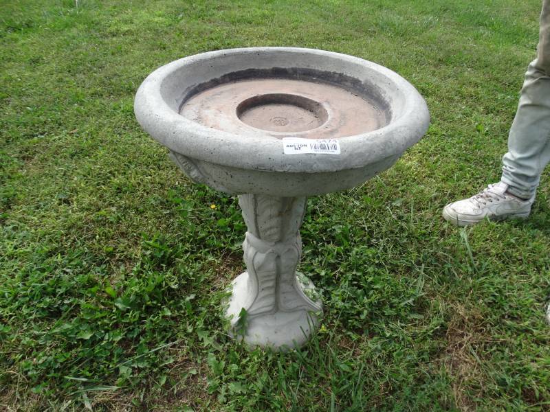 lot 5474 image: Cement bird bath