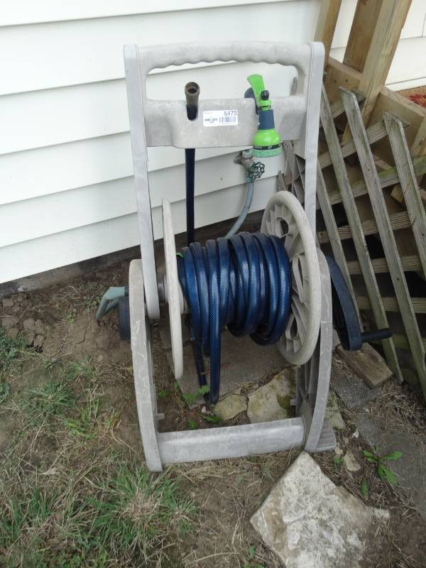 lot 5475 image: Water hose w hose reel