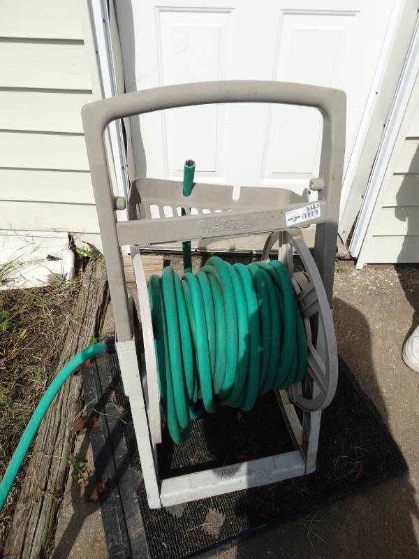 lot 5483 image: Water hose w hose reel