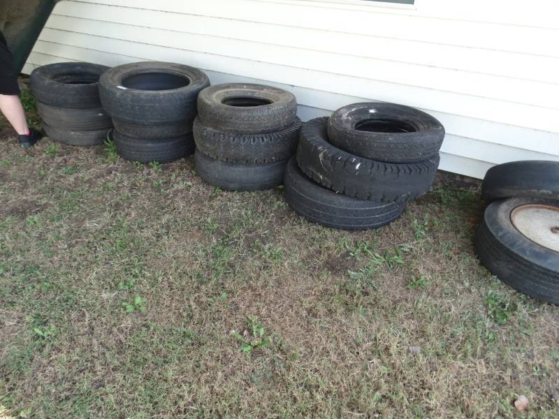 lot 5489 image: Large lot of various tires