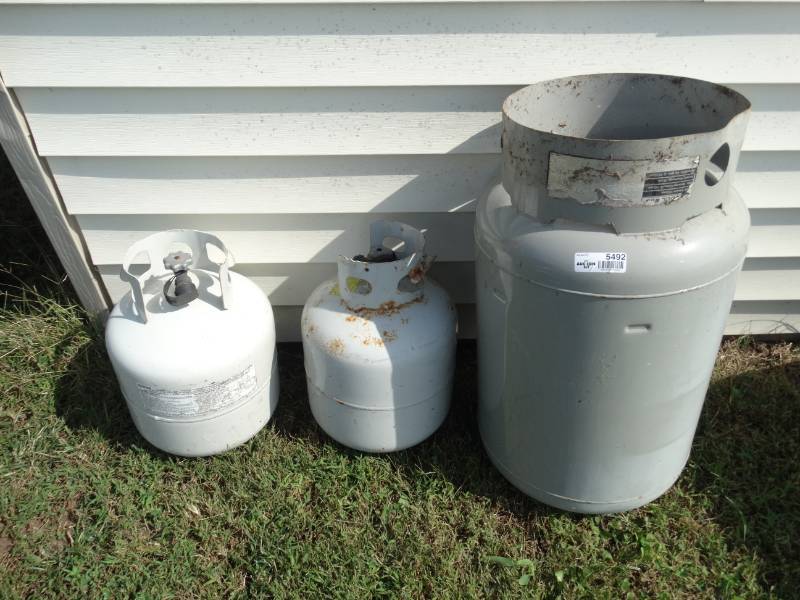 lot 5492 image: Lot of propane tanks