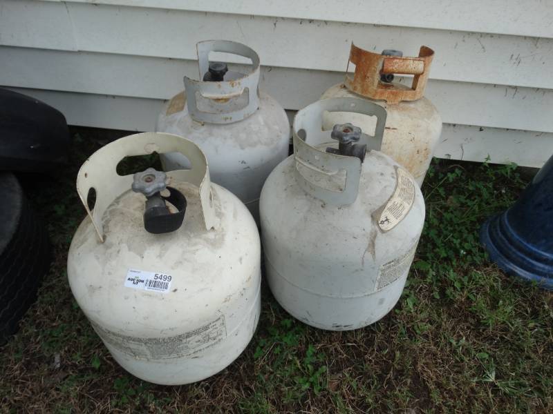 lot 5499 image: 4 propane tanks