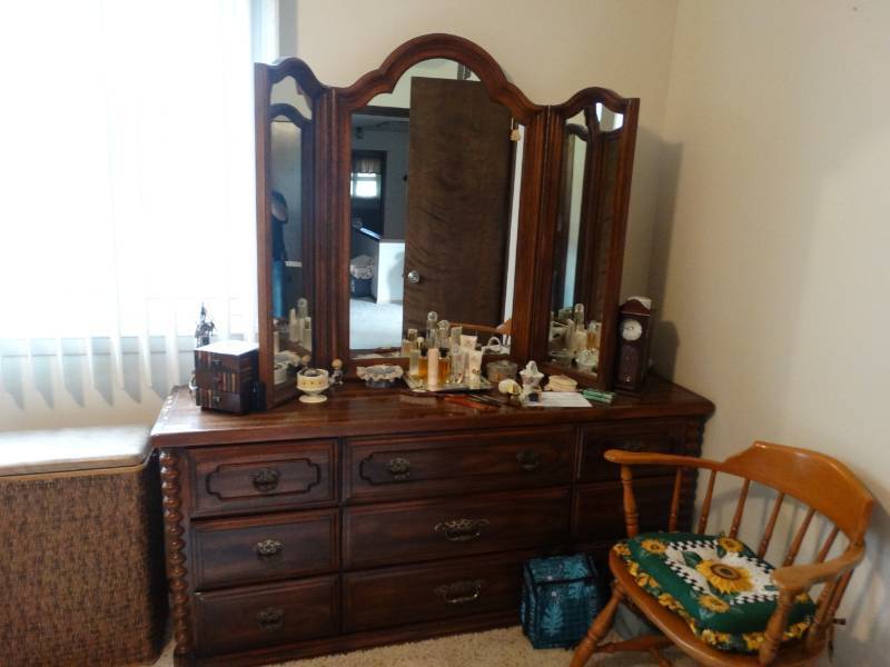 lot 5514 image: Stylehome matching dresser w tri fold mirror